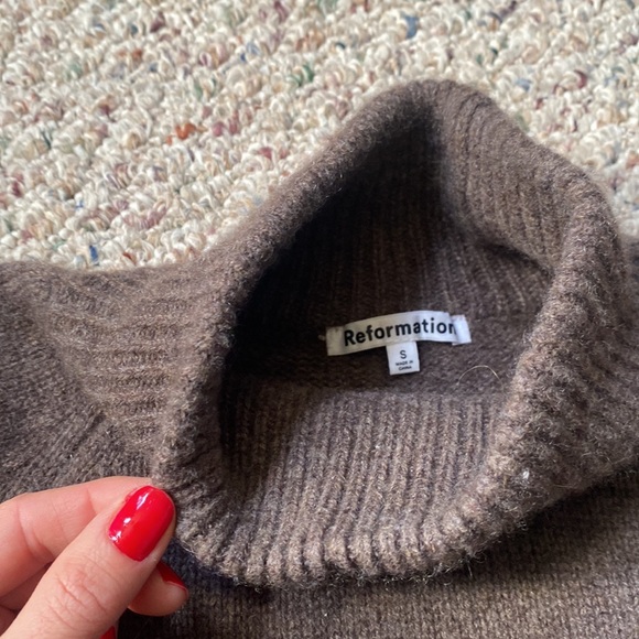 Reformation Oversized Cashmere Sweater in Hedgerow - Picture 5 of 5